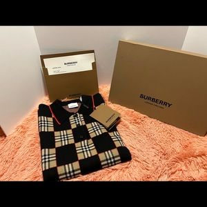 NWT Burberry Knit (L) Top in Shorts Sleeves